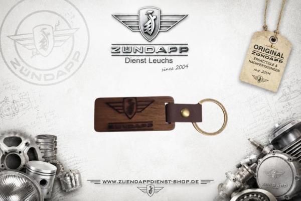 ZÜNDAPP Schlüsselanhänger aus Walnussholz Rechteckig · Zündapp Flügelwappen & Schriftzug · Lederband · Lasergravur